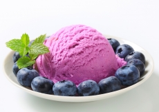 Banana and berry frozen yoghurt