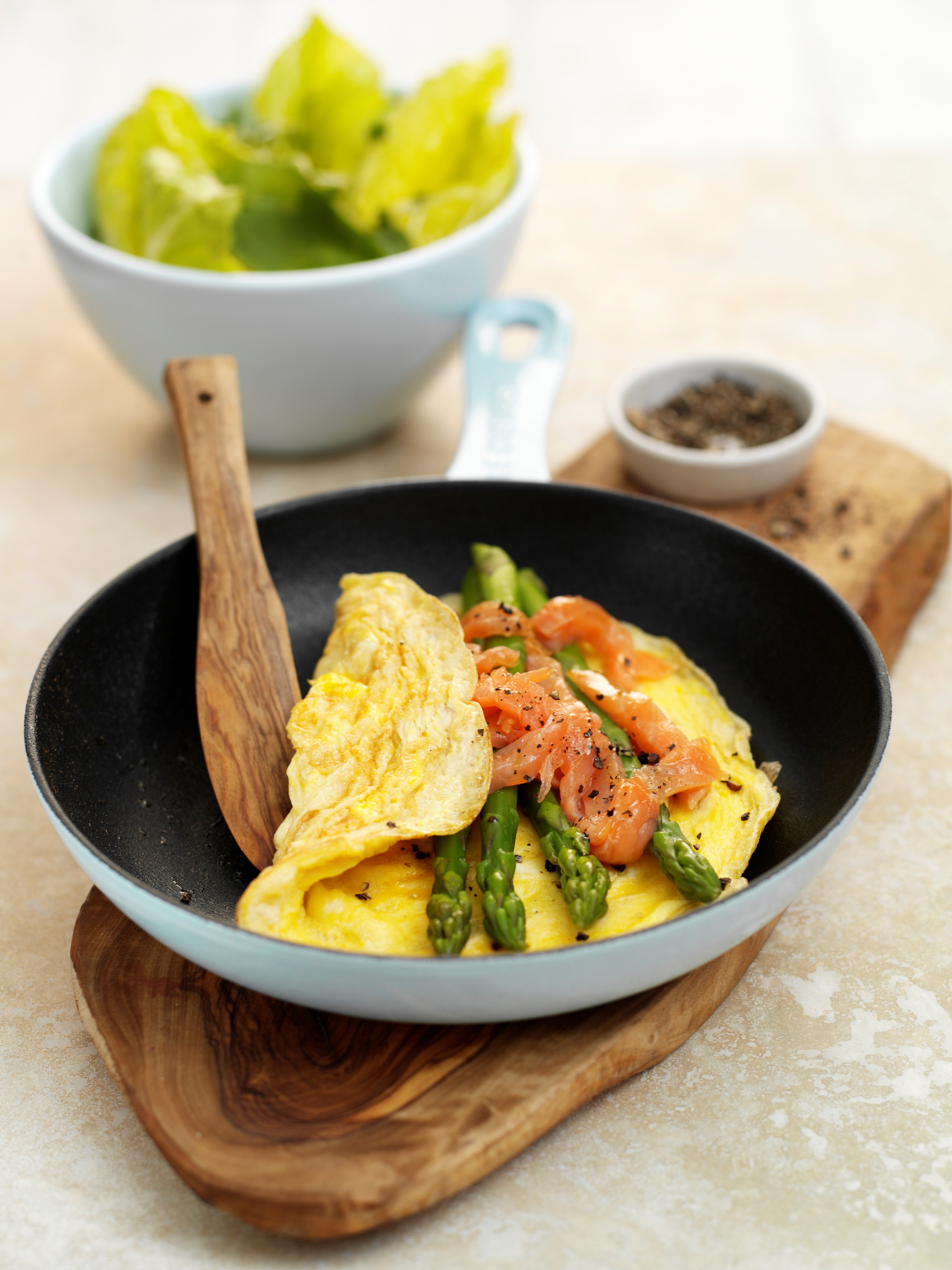 omlette with asparagus and smoked salmon